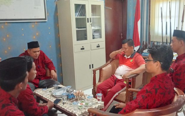 FOTO: BPD Lenteng Barat, Kecamatan Lenteng, Kabupaten Sumenep, saat bersilaturahmi dengan Camat Lenteng. (Ist/wartazone.com)