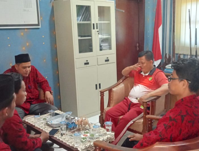 FOTO: BPD Lenteng Barat, Kecamatan Lenteng, Kabupaten Sumenep, saat bersilaturahmi dengan Camat Lenteng. (Ist/wartazone.com)