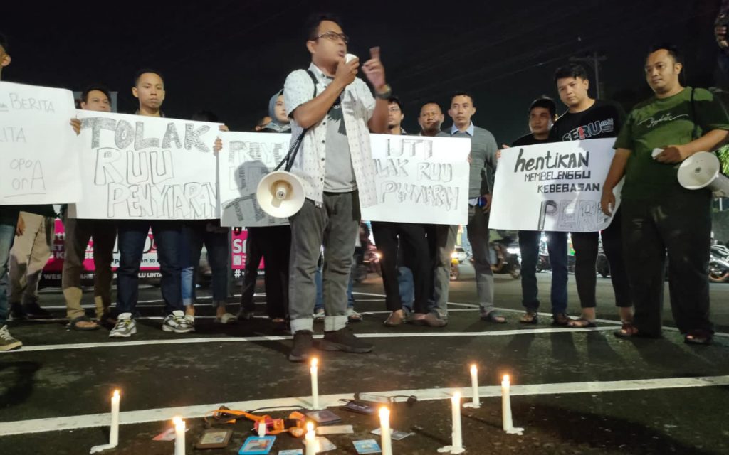 Tolak RUU Penyiaran, Puluhan Wartawan Aksi Jalan Mundur di Bundaran DPRD Jember