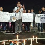 FOTO: Sejumlah wartawan yang tergabung di PWI Jember, IJTI Korda Tapal Kuda, dan AJI Jember, menggelar aksi damai dengan berunjuk rasa di Bundaran DPRD Jember.