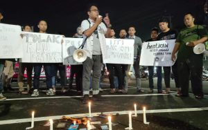 Tolak RUU Penyiaran, Puluhan Wartawan Aksi Jalan Mundur di Bundaran DPRD Jember