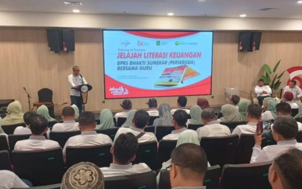 Bupati Sumenep Apresiasi Jelajah Literasi Keuangan BPRS Bhakti Sumekar Bersama 50 Penulis