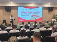 FOTO: Jelajah Literasi Keuangan yang digelar Bank Pembiayaan Rakyat Syariah (BPRS) Bhakti Sumekar bersama 50 penulis Sumenep, di kantor Otoritas Jasa Keuangan (OJK) Surabaya.