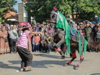 FOTO: Peserta Jaran Serek saat unjuk gigi memamerkan kelihaian kuda didikannya dalam Festival Jaran Serek. Minggu (19 Mei 2024).