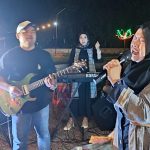 FOTO: Vokalis Paradokter RSMA Band saat unjuk kebolehan tampil di panggung kreasi anak negeri (pankreas), di Taman PKL Bangkal. Sabtu (19 Mei 2024) malam.