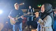 FOTO: Vokalis Paradokter RSMA Band saat unjuk kebolehan tampil di panggung kreasi anak negeri (pankreas), di Taman PKL Bangkal. Sabtu (19 Mei 2024) malam.