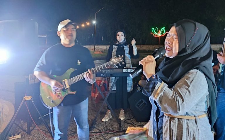 FOTO: Vokalis Paradokter RSMA Band saat unjuk kebolehan tampil di panggung kreasi anak negeri (pankreas), di Taman PKL Bangkal. Sabtu (19 Mei 2024) malam.