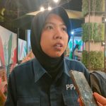 Foto: PIC Resto Gacoan Jember, Nova Titi saat memberikan keterangan kepada media perihal viralnya olahan makanan mie yang diduga didapati ada telur lalat di dalam olahannya.