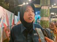 Foto: PIC Resto Gacoan Jember, Nova Titi saat memberikan keterangan kepada media perihal viralnya olahan makanan mie yang diduga didapati ada telur lalat di dalam olahannya.