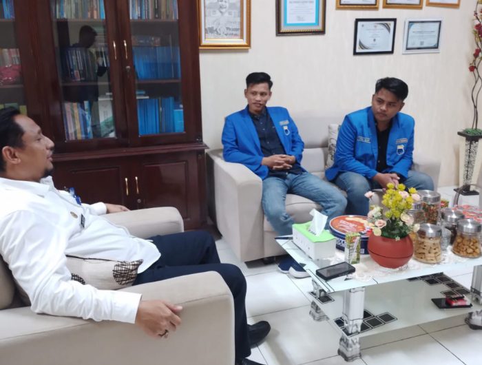 FOTO: Pengurus Cabang PMII Sumenep ditemui Kepala Dinas Pendidikan Agus Dwi Saputra, di ruang kerjanya membahas maraknya kasus pelecehan seksual.