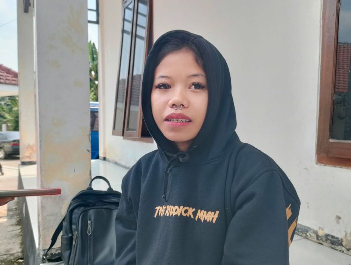 FOTO: Azzahra Fadilah (21) perempuan asal Desa Pasir Bale, Kecamatan Bojongmanik, Kabupaten Lebak, Banten, terlantar di Kabupaten Jember, diduga termakan bujuk rayu seorang laki-laki di Tiktok.