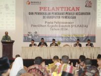 Foto: PJ Sekda Pamekasan Achmad Faisol saat menyampaikan sambutan di acara pelantikan panwascam se Pamekasan.