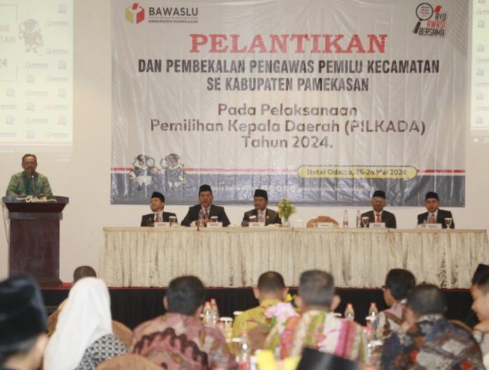 Foto: PJ Sekda Pamekasan Achmad Faisol saat menyampaikan sambutan di acara pelantikan panwascam se Pamekasan.