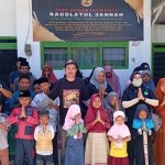 Foto: Sejumlah Anak Binaan Panti Asuhan Raudlatul Jannah dan Anggota Ikatan Wartawan Online (IWO) Pamekasan.