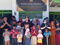 Foto: Sejumlah Anak Binaan Panti Asuhan Raudlatul Jannah dan Anggota Ikatan Wartawan Online (IWO) Pamekasan.