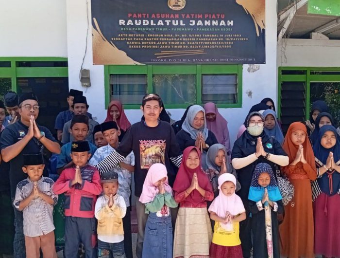 Foto: Sejumlah Anak Binaan Panti Asuhan Raudlatul Jannah dan Anggota Ikatan Wartawan Online (IWO) Pamekasan.