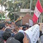 FOTO: Ratusan mahasiswa dari GMNI saat melakukan aksi demonstrasi di depan Gedung DPRD Jember Jalan Kalimantan, Kecamatan Sumbersari, Jember, Jumat (31/5/2024) siang.