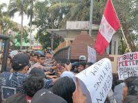 FOTO: Ratusan mahasiswa dari GMNI saat melakukan aksi demonstrasi di depan Gedung DPRD Jember Jalan Kalimantan, Kecamatan Sumbersari, Jember, Jumat (31/5/2024) siang.