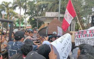 Demo Mahasiswa GMNI Jember, Rusak Pagar dan Aksi Dorong dengan Polisi