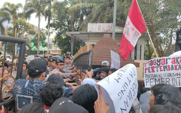 FOTO: Ratusan mahasiswa dari GMNI saat melakukan aksi demonstrasi di depan Gedung DPRD Jember Jalan Kalimantan, Kecamatan Sumbersari, Jember, Jumat (31/5/2024) siang.