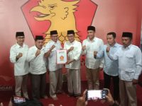 FOTO: KH. Kholilurrahman saat mengambil sekaligus menyerahkan formulir pendaftaran bakal calon (Bacalon) Bupati Pamekasan 2024 di Dewan Pimpinan Cabang (DPC) Partai Gerindra.