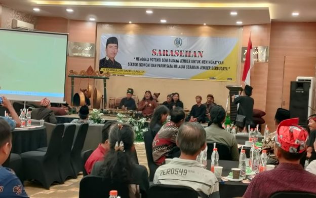 FOTO: Pelaku seni budaya Jember menggelar Sarasehan Seni Budaya yang digelar di Hotel Royal Jember, Sabtu (1/5/2024) petang.