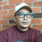 FOTO: Ketua IKA-PMII Jember Hadinudin, menyampaikan kritik renovasi alun-alun Kota Jember yang dinilai tidak menguntungkan bagi para PKL.