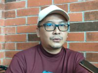 FOTO: Ketua IKA-PMII Jember Hadinudin, menyampaikan kritik renovasi alun-alun Kota Jember yang dinilai tidak menguntungkan bagi para PKL.