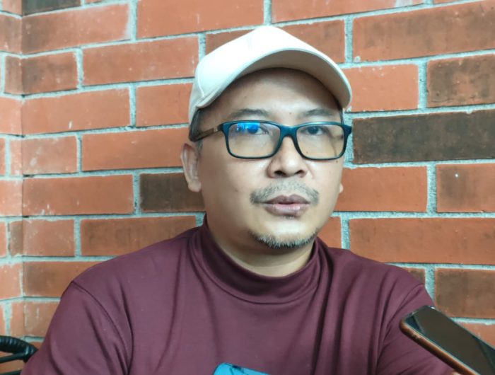 FOTO: Ketua IKA-PMII Jember Hadinudin, menyampaikan kritik renovasi alun-alun Kota Jember yang dinilai tidak menguntungkan bagi para PKL.