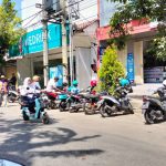 FOTO: Juru parkir yang ditugaskan Disperkimhub Sumenep saat menertibkan kendaraan bermotor.