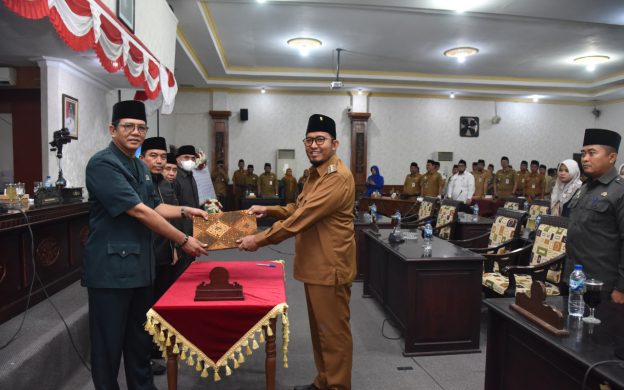 FOTO: Rapat paripurna DPRD Sumenep tentang Penetapan Raperda Pelaksanaan APBD Tahun 2023 berlangsung khidmat. (Dok. Humas dan Protokol Sekretariat DPRD Kabupaten Sumenep for wartazone.com).