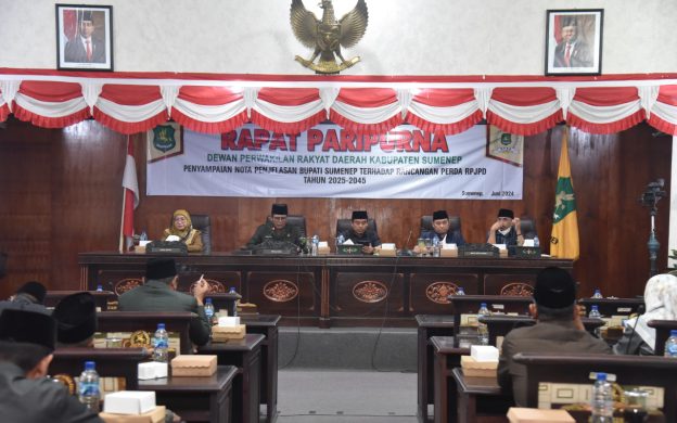 FOTO: DPRD Sumenep saat menggelar paripurna penyampaian nota penjelasan Bupati Sumenep terhadap Raperda Rencana Pembangunan Jangkauan Panjang Daerah (RPJPD) Kabupaten Sumenep tahun 2025-2045 (Foto/Humas DPRD Sumenep)