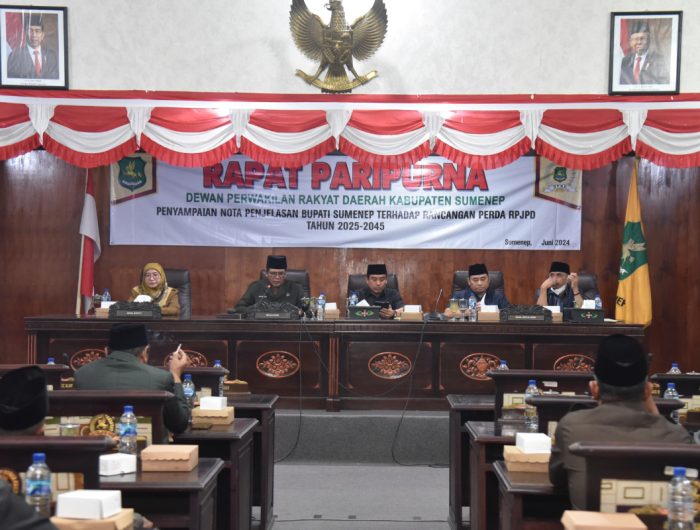 FOTO: DPRD Sumenep saat menggelar paripurna penyampaian nota penjelasan Bupati Sumenep terhadap Raperda Rencana Pembangunan Jangkauan Panjang Daerah (RPJPD) Kabupaten Sumenep tahun 2025-2045 (Foto/Humas DPRD Sumenep)