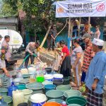 Foto: Puluhan anggota polisi dari Mapolres Jember membantu warga di Lingkungan Plalangan Kelurahan Bintoro, Kecamatan Patrang, Jember, membuat sumur bor.
