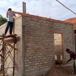 FOTO: Proses pengerjaan proyek Bantuan Stimulan Perumahan Swadaya (BSPS) di Desa Saur Saebus, Kecamatan Sapeken, Sumenep.