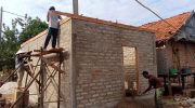 FOTO: Proses pengerjaan proyek Bantuan Stimulan Perumahan Swadaya (BSPS) di Desa Saur Saebus, Kecamatan Sapeken, Sumenep.