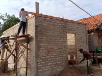 FOTO: Proses pengerjaan proyek Bantuan Stimulan Perumahan Swadaya (BSPS) di Desa Saur Saebus, Kecamatan Sapeken, Sumenep.