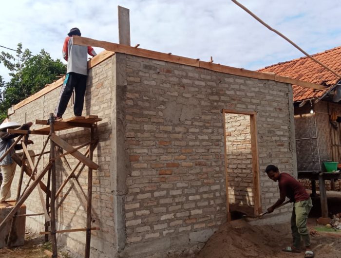 FOTO: Proses pengerjaan proyek Bantuan Stimulan Perumahan Swadaya (BSPS) di Desa Saur Saebus, Kecamatan Sapeken, Sumenep.