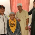 Foto: Direktur Utama BPRS Bhakti Sumekar, Hairil Fajar (tengah), salah satu jamaah haji kloter SUB 96, saat santai di kamar hotel menunggu komando dari petugas kloter untuk turun ke loby hotel. (Ist/wartazone.com)