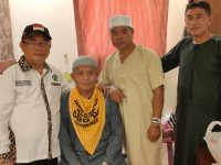 Foto: Direktur Utama BPRS Bhakti Sumekar, Hairil Fajar (tengah), salah satu jamaah haji kloter SUB 96, saat santai di kamar hotel menunggu komando dari petugas kloter untuk turun ke loby hotel. (Ist/wartazone.com)