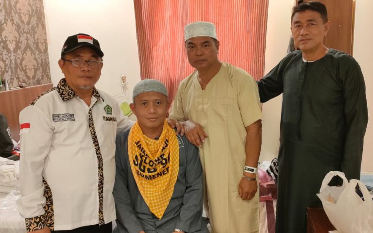 Foto: Direktur Utama BPRS Bhakti Sumekar, Hairil Fajar (tengah), salah satu jamaah haji kloter SUB 96, saat santai di kamar hotel menunggu komando dari petugas kloter untuk turun ke loby hotel. (Ist/wartazone.com)