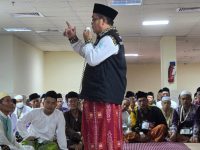 FOTO: Momen Direktur Utama BPRS Bhakti Sumekar Hairil Fajar saat bimbingan berniat Haji dan Pengambilan Miqat di Hotel bersama jamaah lainnya. (Ist/wartazone.com)