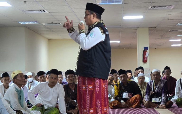 FOTO: Momen Direktur Utama BPRS Bhakti Sumekar Hairil Fajar saat bimbingan berniat Haji dan Pengambilan Miqat di Hotel bersama jamaah lainnya. (Ist/wartazone.com)