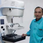 FOTO: Dokter spesialis radiologi RSUD dr. H. Moh. Anwar Sumenep, dr. Abdul Azis, Sp.Rad, saat menunjukan mammogram, alat tes pemindaian untuk menangkap gambar jaringan payudara dengan sinar-X. (Ist/wartazone.com)