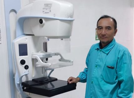 FOTO: Dokter spesialis radiologi RSUD dr. H. Moh. Anwar Sumenep, dr. Abdul Azis, Sp.Rad, saat menunjukan mammogram, alat tes pemindaian untuk menangkap gambar jaringan payudara dengan sinar-X. (Ist/wartazone.com)