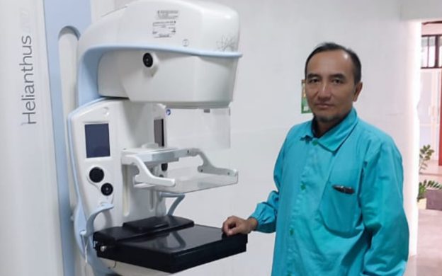 FOTO: Dokter spesialis radiologi RSUD dr. H. Moh. Anwar Sumenep, dr. Abdul Azis, Sp.Rad, saat menunjukan mammogram, alat tes pemindaian untuk menangkap gambar jaringan payudara dengan sinar-X. (Ist/wartazone.com)