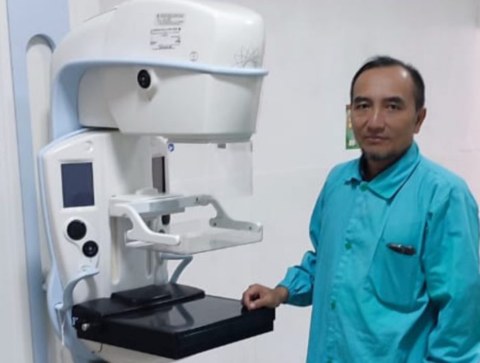 FOTO: Dokter spesialis radiologi RSUD dr. H. Moh. Anwar Sumenep, dr. Abdul Azis, Sp.Rad, saat menunjukan mammogram, alat tes pemindaian untuk menangkap gambar jaringan payudara dengan sinar-X. (Ist/wartazone.com)
