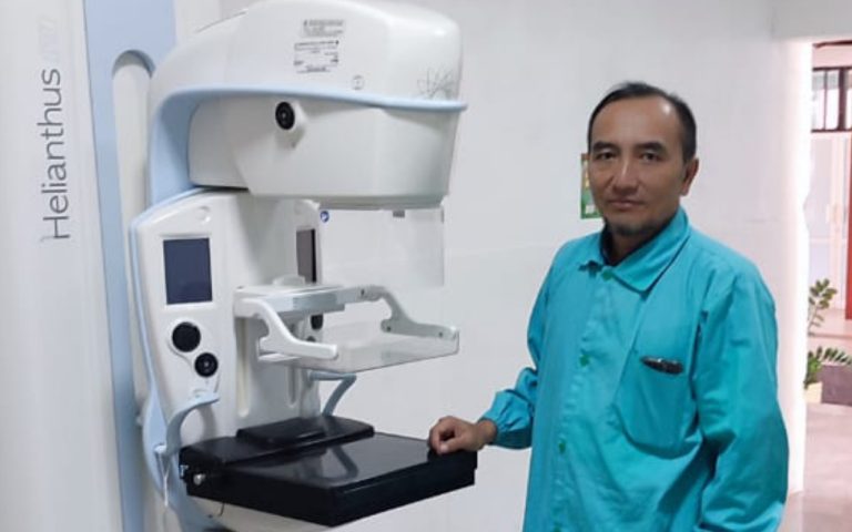 FOTO: Dokter spesialis radiologi RSUD dr. H. Moh. Anwar Sumenep, dr. Abdul Azis, Sp.Rad, saat menunjukan mammogram, alat tes pemindaian untuk menangkap gambar jaringan payudara dengan sinar-X. (Ist/wartazone.com)