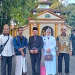 FOTO: Kepala Desa Jate Giliraja Lismawati, didampingi suami, Hosman Efendi (mantan Kades Jate) foto bersama jajaran perangkat desa setempat.
