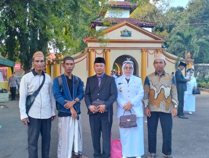 FOTO: Kepala Desa Jate Giliraja Lismawati, didampingi suami, Hosman Efendi (mantan Kades Jate) foto bersama jajaran perangkat desa setempat.